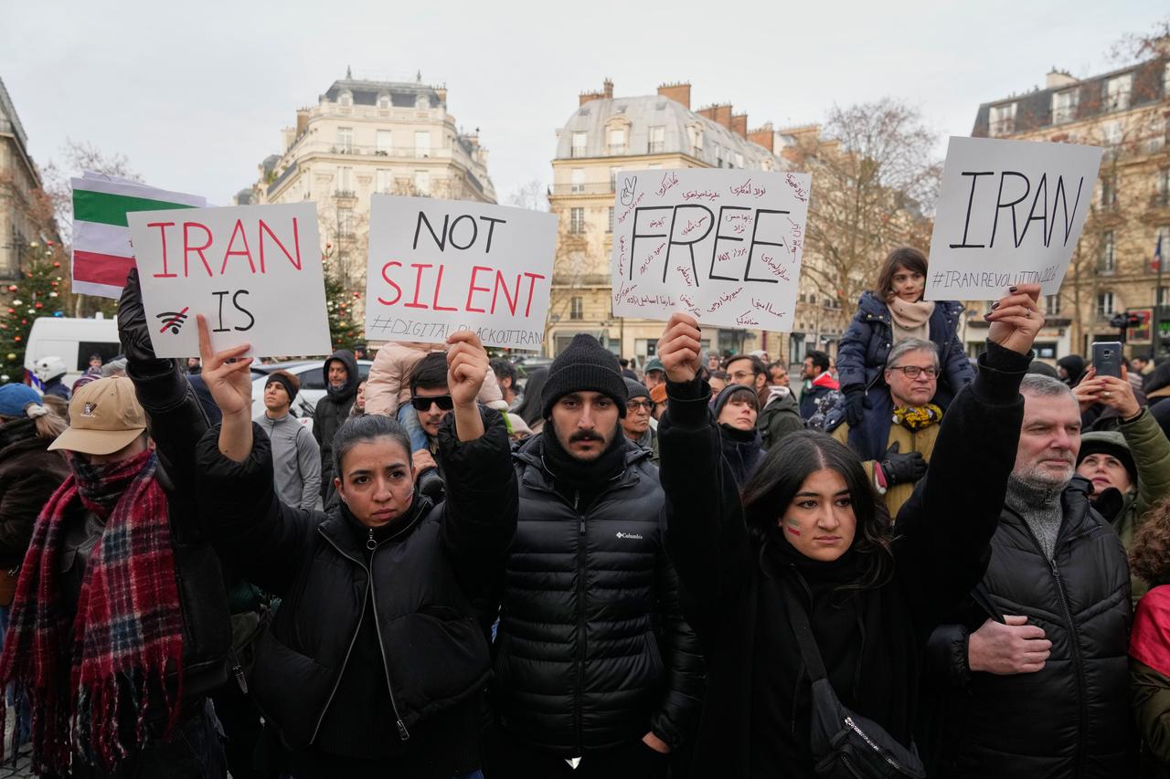 Demonstranten in Paris halten Plakate zur Unterstützung der Massendemonstrationen im Iran in die Höhe.