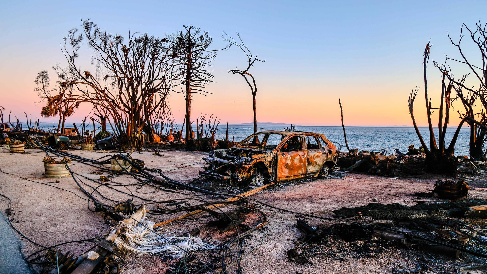 Ein ausgebranntes Auto in Pacific Palisades