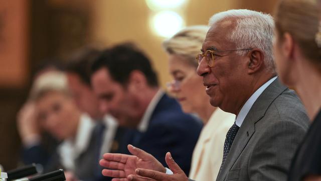 Peking: Der Präsident des Europäischen Rates, Costa, spricht, während die Präsidentin der Europäischen Kommission, von der Leyen, ihm während der Eröffnung des Gipfeltreffens Europäische Union-China in der Großen Halle des Volkes zuhört.