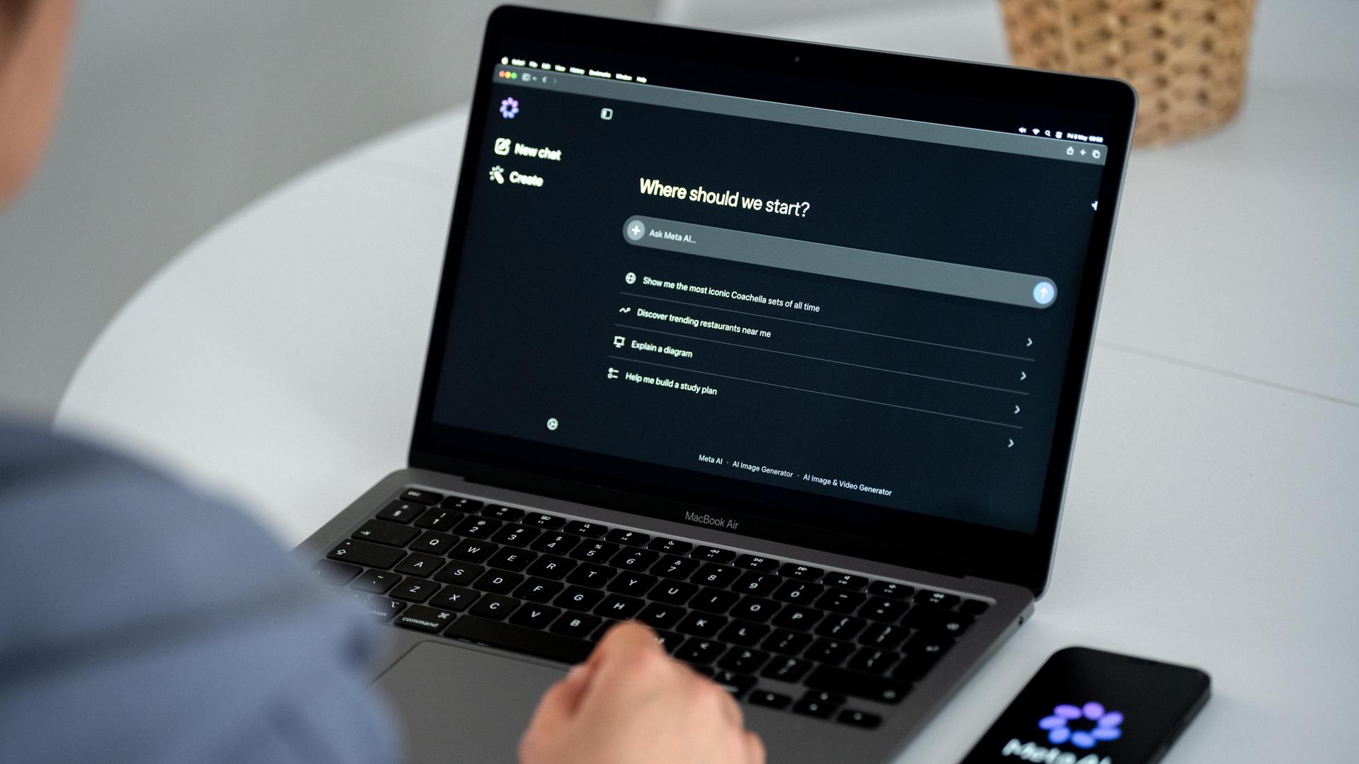 Der Chatbot von Meta AI ist auf einem Laptop-Bildschirm zu sehen.