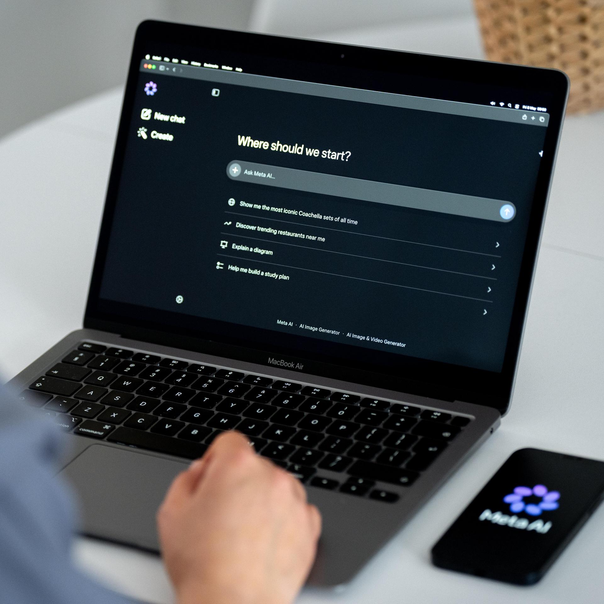 Der Chatbot von Meta AI ist auf einem Laptop-Bildschirm zu sehen.