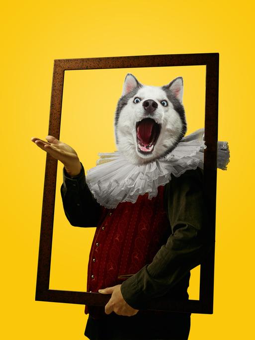 Collage einer Figur aus Mensch und Wolf, die aus einem Bilderrahmen schaut und singt. Der Bilderrahmen steht vor einem gelben Hintergrund. 