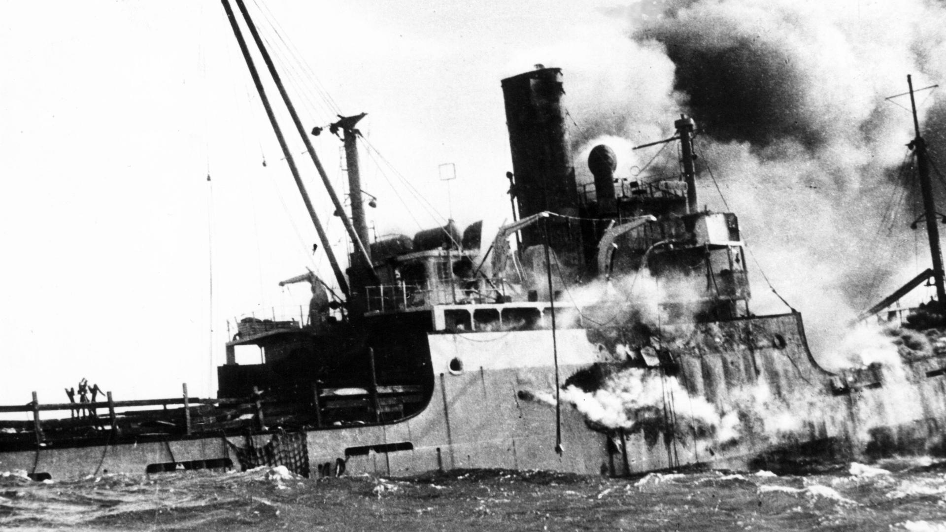 Untergang des Schiffs "Houston', das von Bomben aus Castros Flugzeugen getroffen worden war und in Brand geriet. 