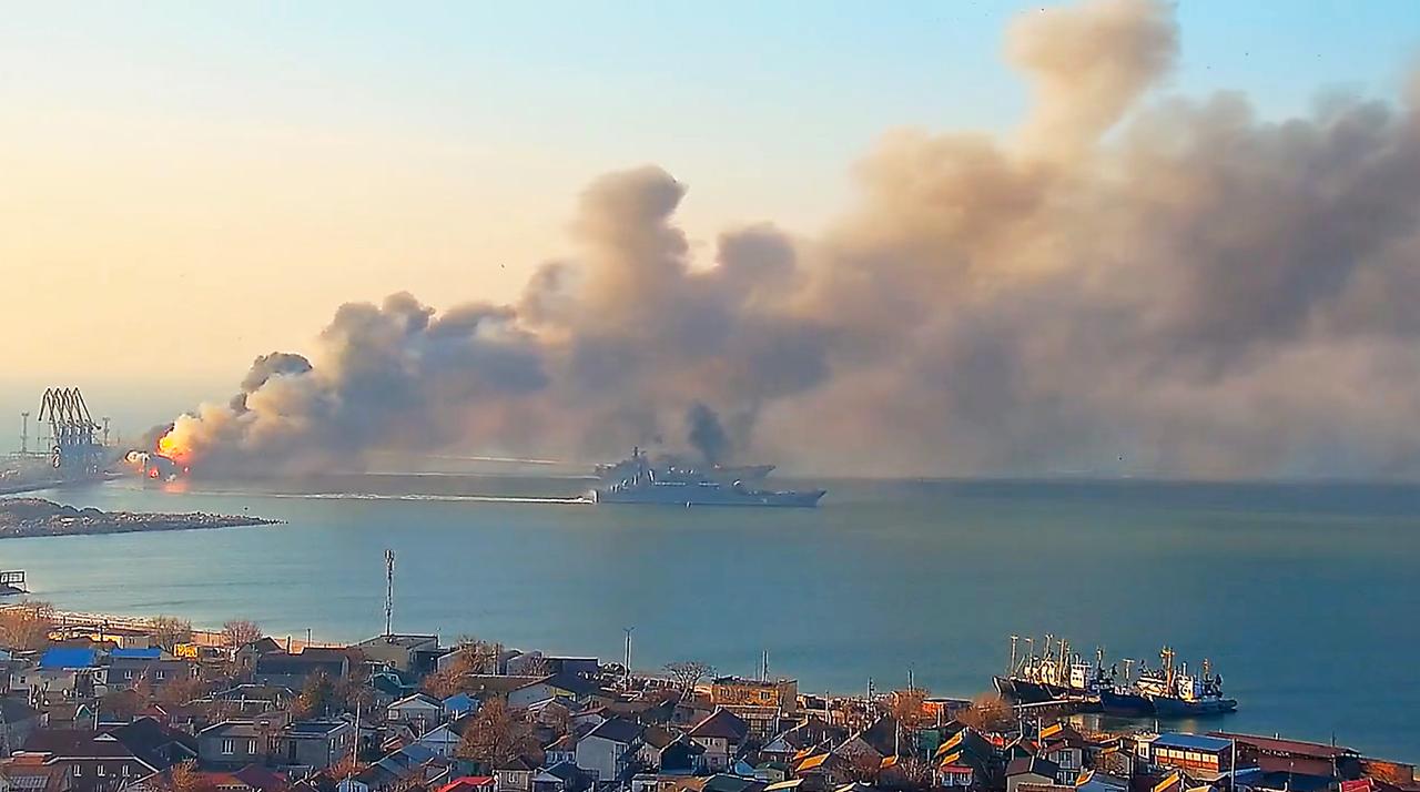 Rauch steigt nach einem Beschuss in der Nähe eines Seehafens in Berdjansk auf.