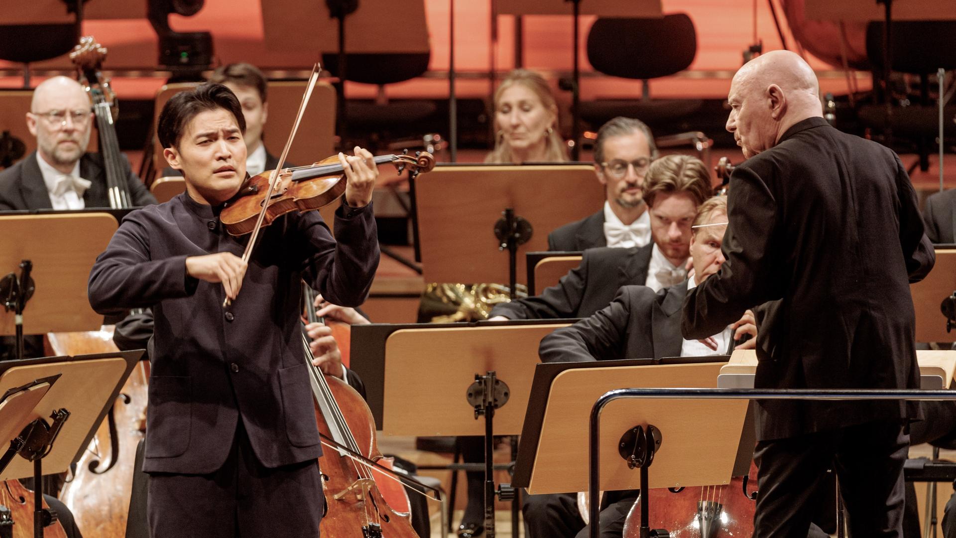 Der taiwanisch-australische Geiger Ray Chen spielt mit dem NDR Elbphilharmonie Orchester unter dem Dirigenten Christoph Eschenbach beim Eröffnungskonzert des Schleswig-Holstein Musik Festivals 2025.