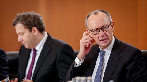 Lars Klingbeil (SPD), Bundesminister der Finanzen, Vizekanzler und SPD-Bundesvorsitzender, und Bundeskanzler Friedrich Merz (CDU) nehmen an der Sitzung des Bundeskabinetts im Bundeskanzleramt teil.