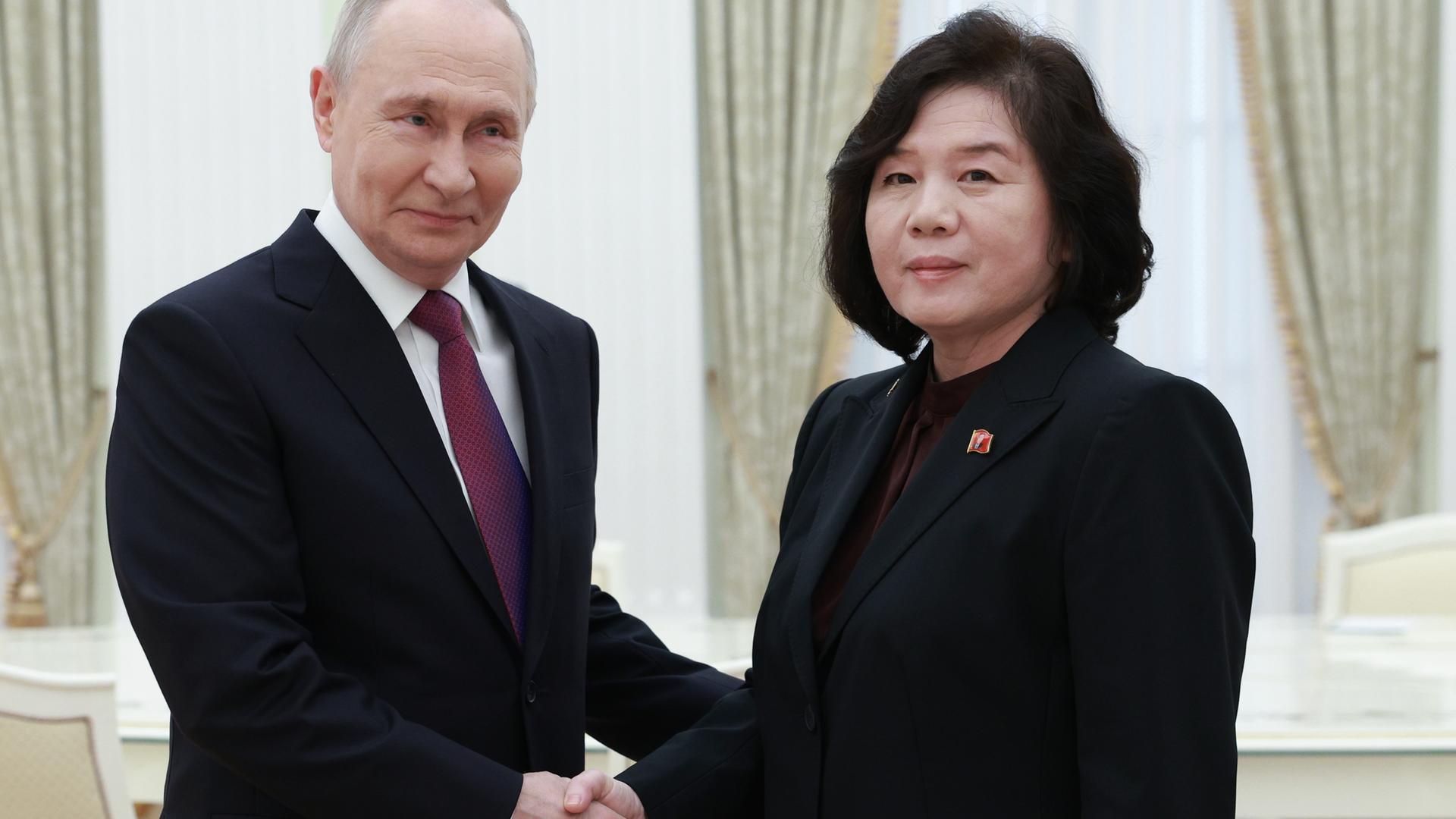 Der russische Präsident Wladimir Putin empfängt die nordkoreanische Außenministerin Choe Son-hui bei ihrem Treffen im Kreml. Der russische Präsident Wladimir Putin empfängt die nordkoreanische Außenministerin Choe Son-hui bei ihrem Treffen im Kreml.