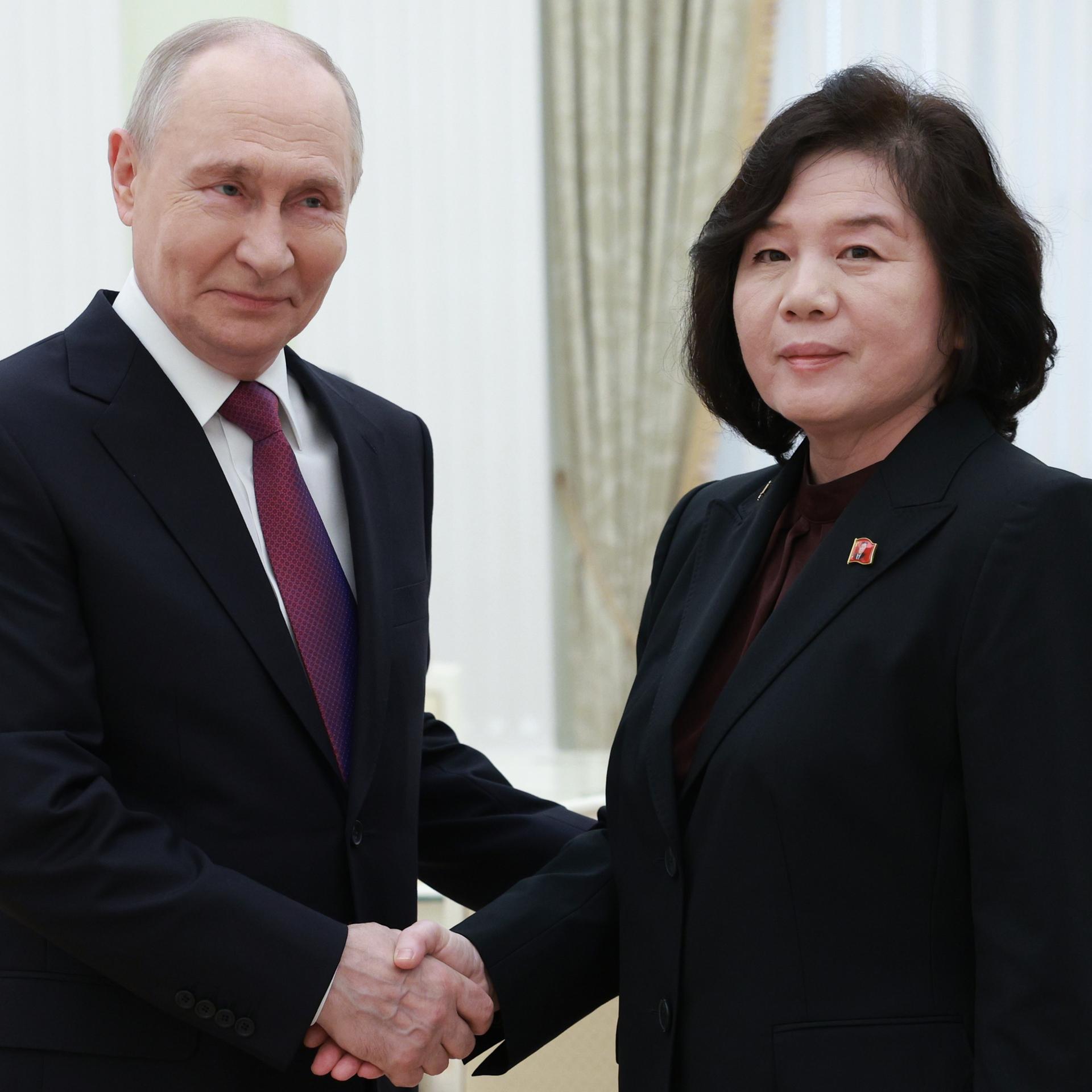 Der russische Präsident Wladimir Putin empfängt die nordkoreanische Außenministerin Choe Son-hui bei ihrem Treffen im Kreml. 