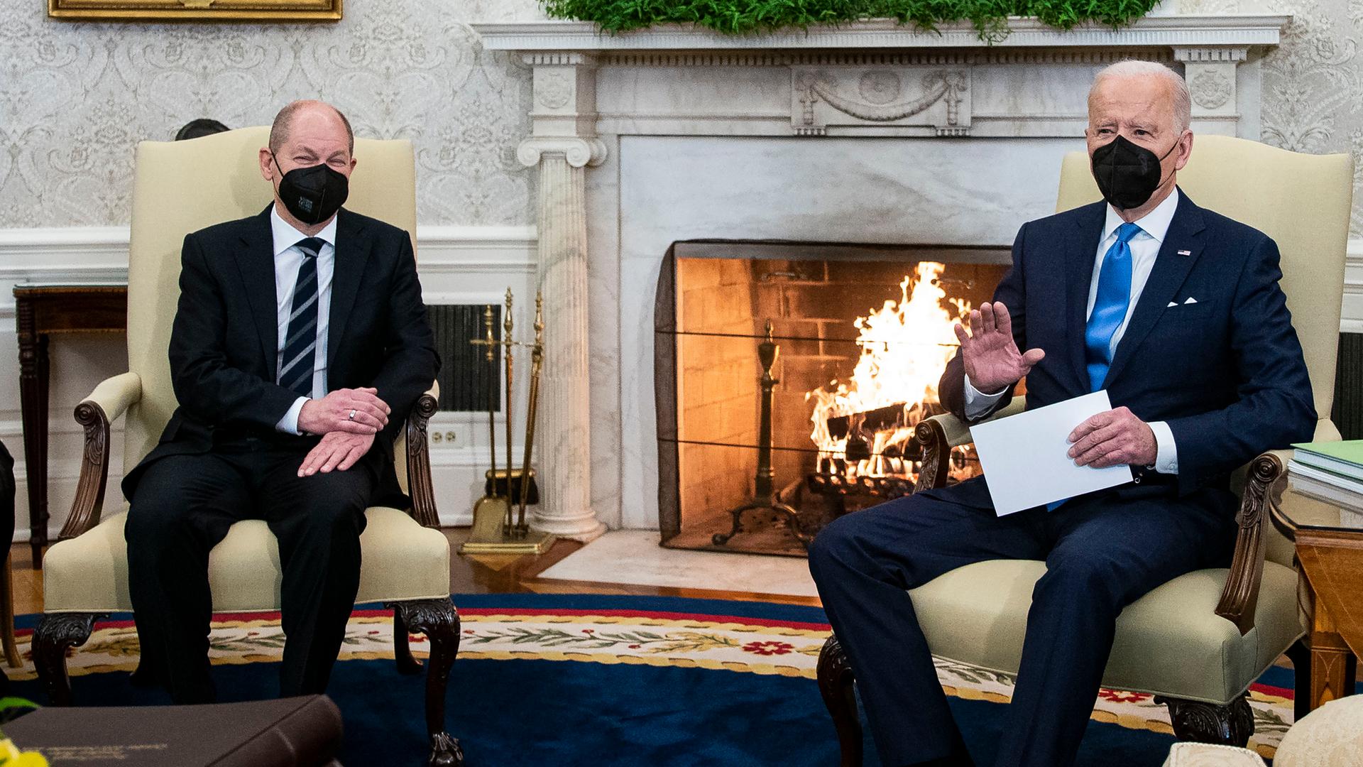 Bundes-Kanzler Olaf Scholz und US-Präsident Joe Biden vor dem brennenden Kamin bei einem Treffen im Weißen Haus in Washington. 