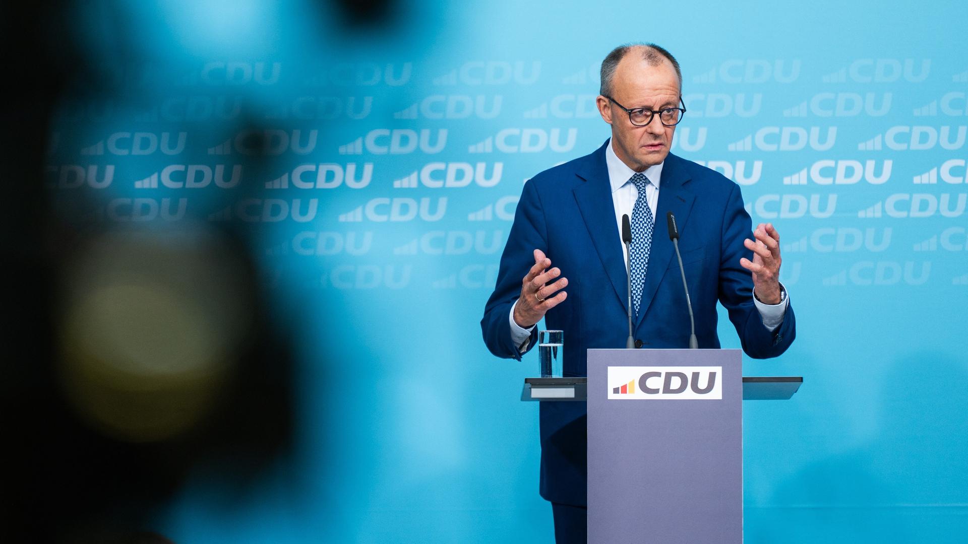 Bundeskanzler Friedrich Merz (CDU) spricht bei einer Pressekonferenz zum Abschluss der Klausurtagung des CDU-Präsidiums. Bundeskanzler Friedrich Merz (CDU) spricht bei einer Pressekonferenz zum Abschluss der Klausurtagung des CDU-Präsidiums.