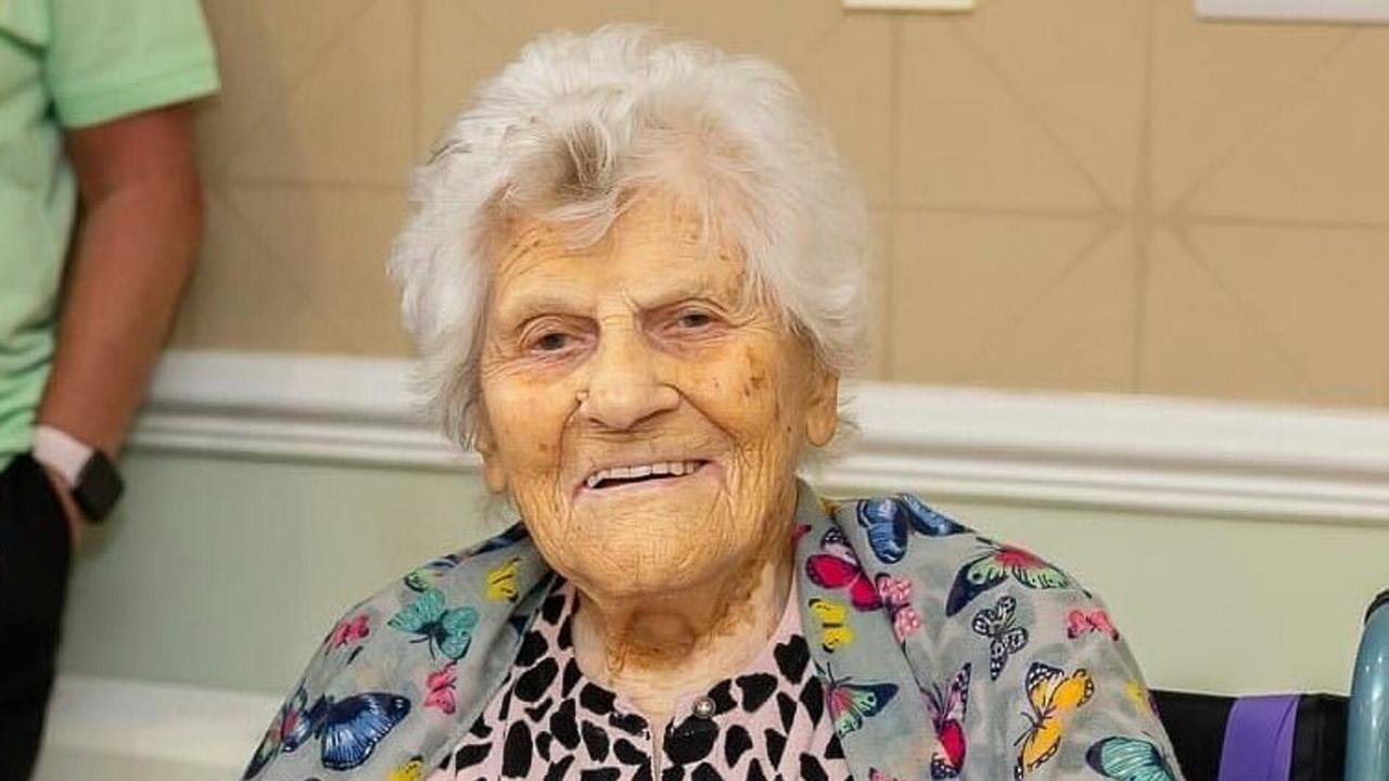 Ethel Caterham aus dem Land Groß-Britannien lächelt in die Kamera. Ethel Caterham aus dem Land Groß-Britannien lächelt in die Kamera.