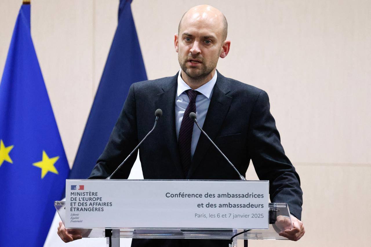 Der französische Außenminister Barrot spricht auf der Botschafterkonferenz in Paris. Der französische Außenminister Barrot spricht auf der Botschafterkonferenz in Paris.