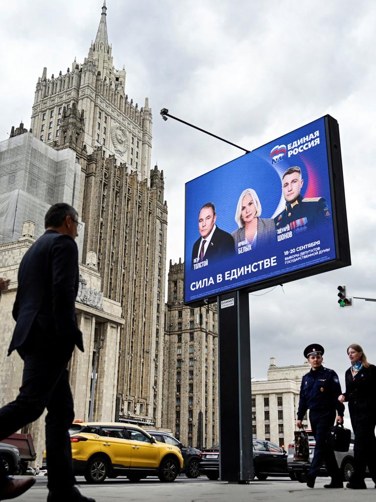 Fußgänger in Moskau gehen am Gebäude des russischen Außenministeriums und an einem Wahlplakat für die Wahl zur russischen Staatsduma (Unterhaus des russischen Parlaments) vorbei. Fußgänger in Moskau gehen am Gebäude des russischen Außenministeriums und an einem Wahlplakat für die Wahl zur russischen Staatsduma (Unterhaus des russischen Parlaments) vorbei.