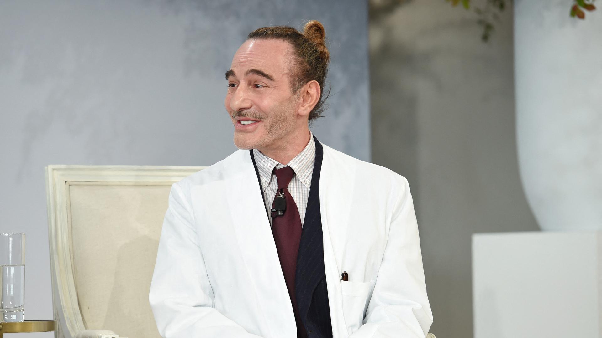 John Galliano spricht auf der Bühne während der „Forces of Fashion“-Konferenz der Vogue in den Milk Studios John Galliano spricht auf der Bühne während der „Forces of Fashion“-Konferenz der Vogue in den Milk Studios