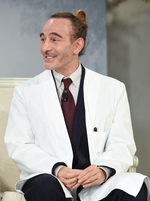 John Galliano spricht auf der Bühne während der „Forces of Fashion“-Konferenz der Vogue in den Milk Studios