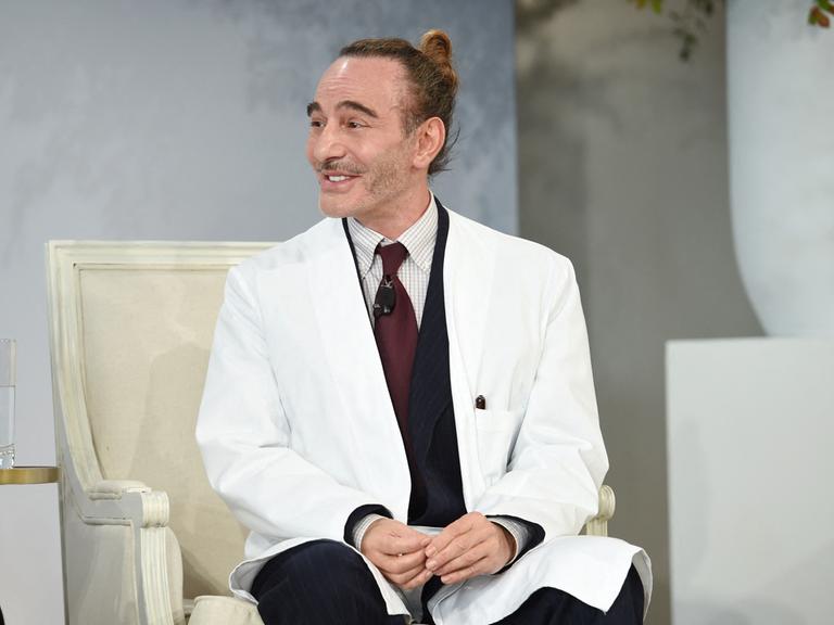 John Galliano spricht auf der Bühne während der „Forces of Fashion“-Konferenz der Vogue in den Milk Studios