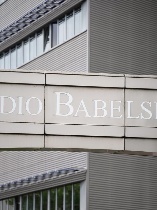 Der Schriftzug "Studio Babelsberg" steht über dem Haupteingang zum Filmunternehmen in Potsdam.