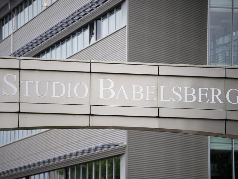 Der Schriftzug "Studio Babelsberg" steht über dem Haupteingang zum Filmunternehmen in Potsdam.