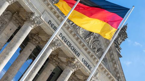 Westansicht des Reichstagsgebäudes in Berlin