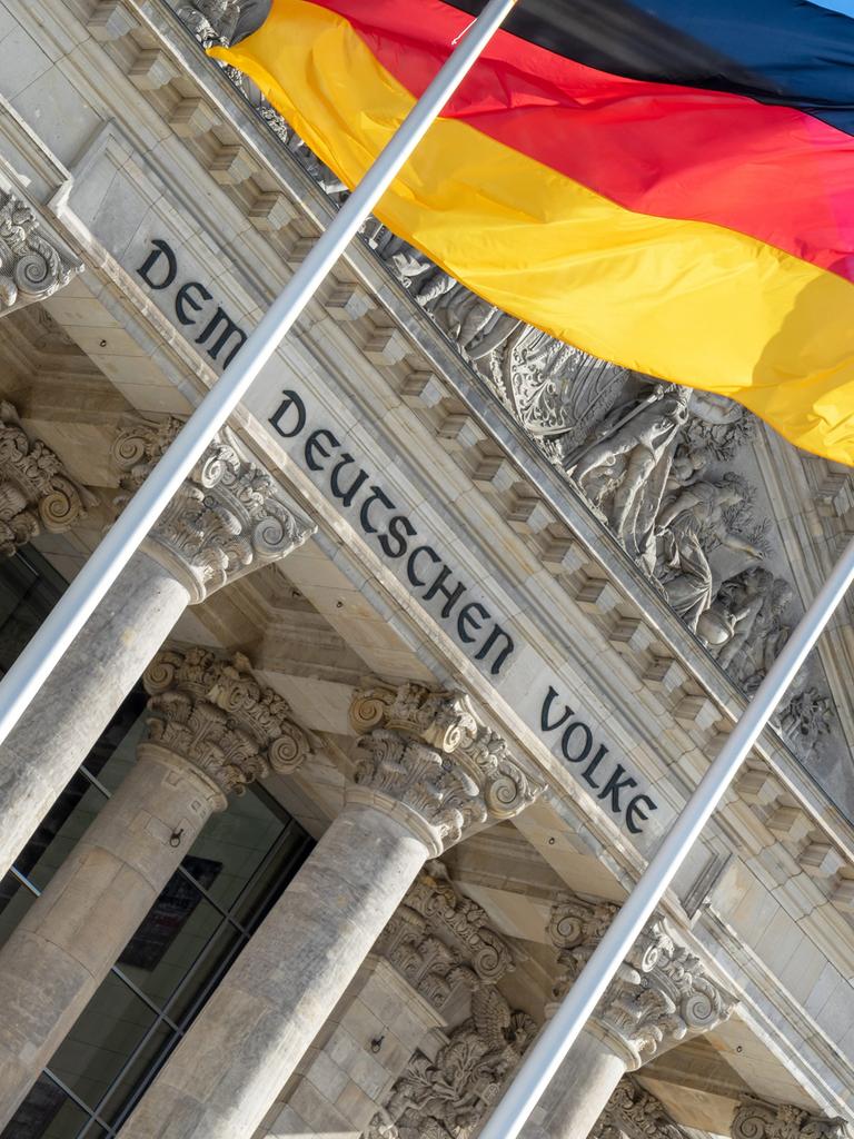 Westansicht des Reichstagsgebäudes in Berlin