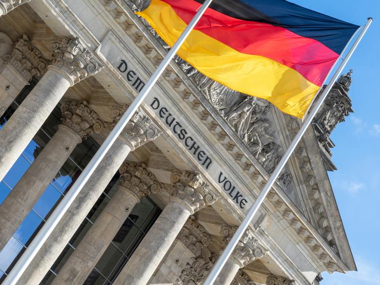Westansicht des Reichstagsgebäudes in Berlin