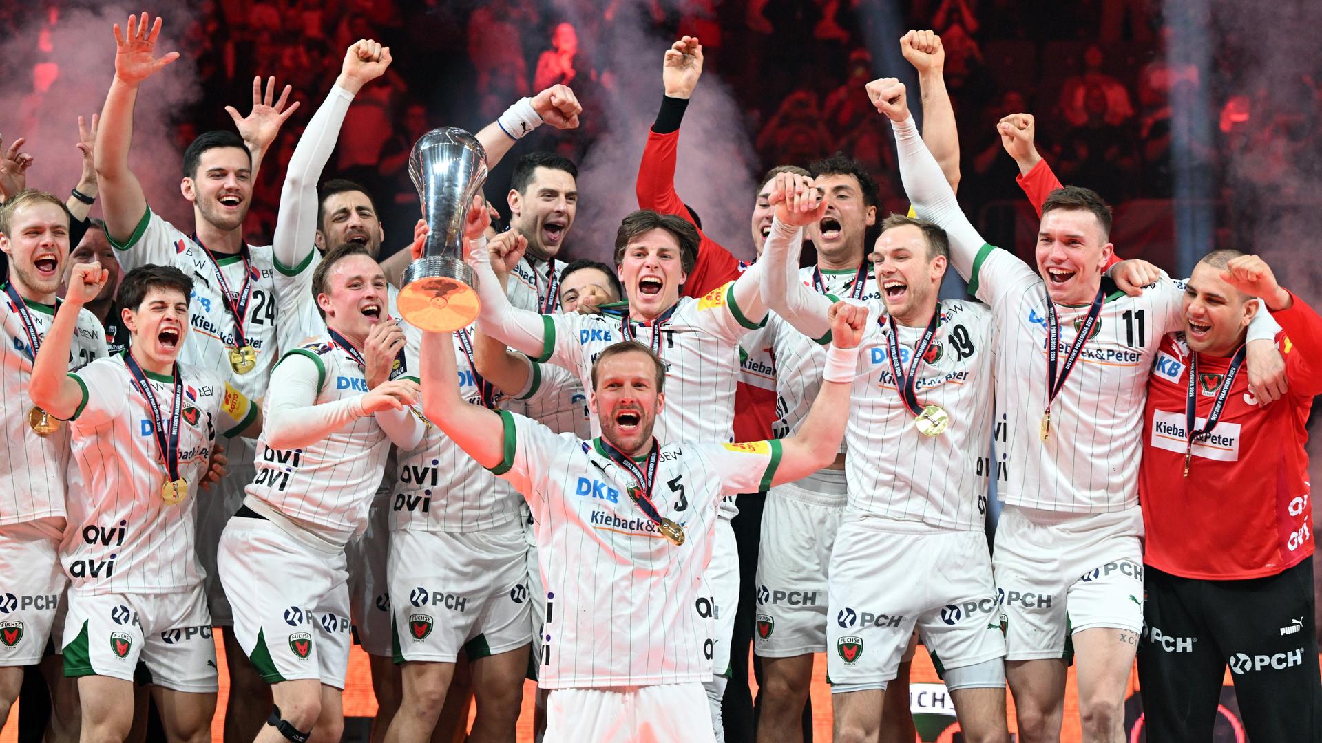 Die Handballer der Füchse Berlin jubeln nach dem Pokalsieg.