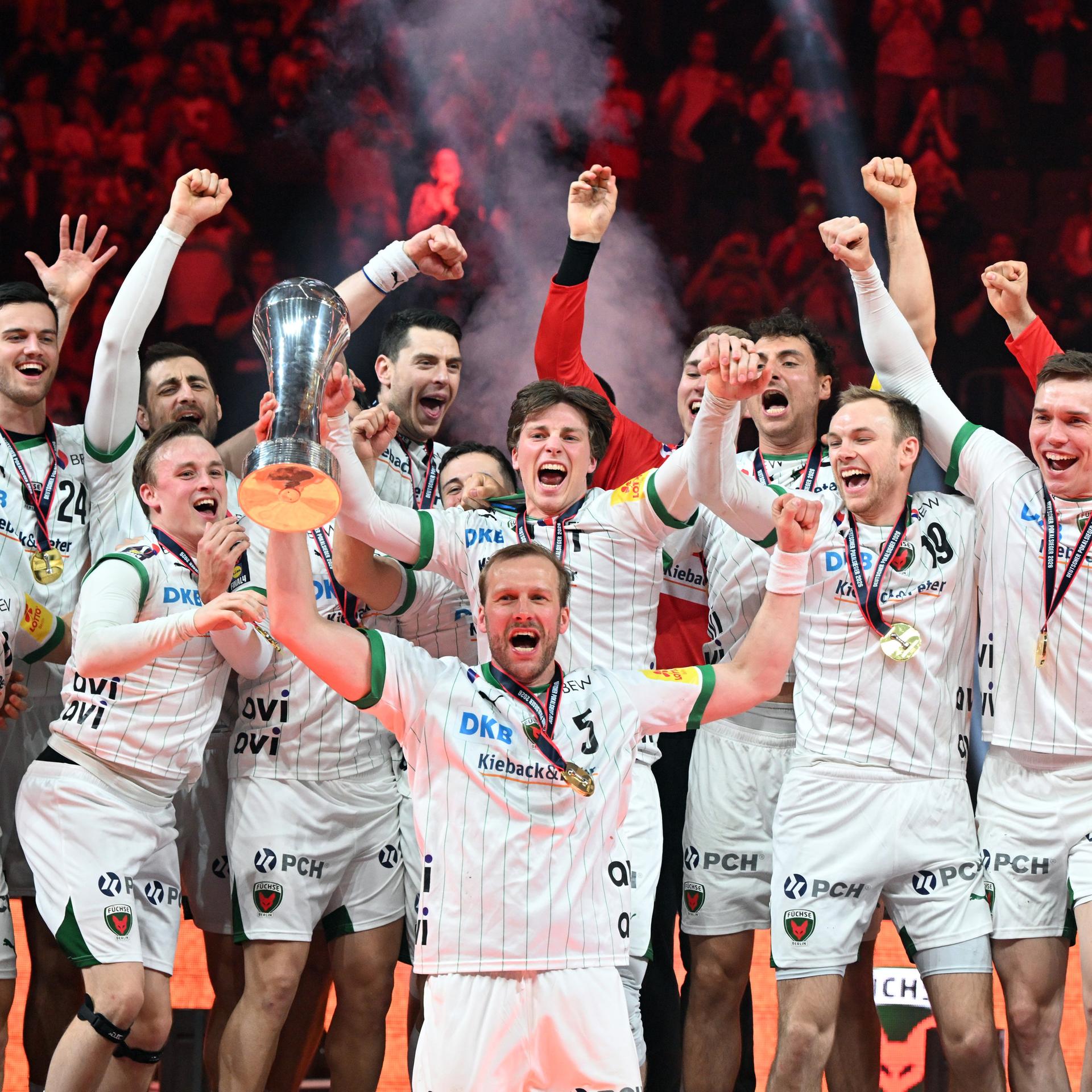 DHB-Finale in Köln - Füchse Berlin sind Handball-Pokalsieger - Bergischer HC im Endspiel geschlagen