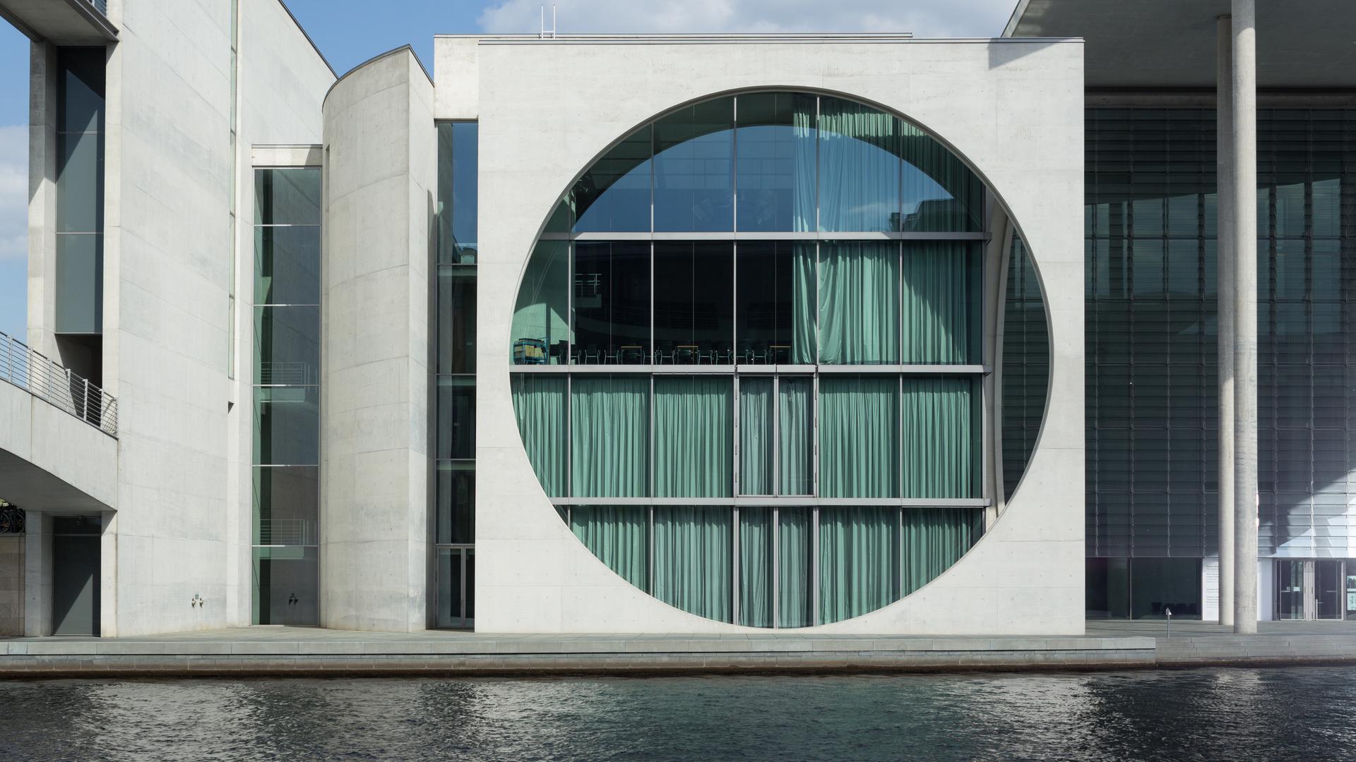 Blick auf das Bundeskanzleramt, davor die Spree