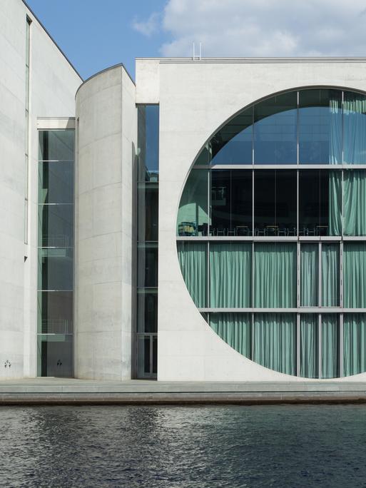 Blick auf das Bundeskanzleramt, davor die Spree