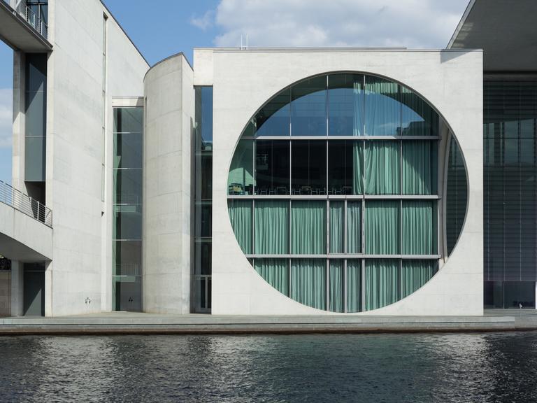 Blick auf das Bundeskanzleramt, davor die Spree