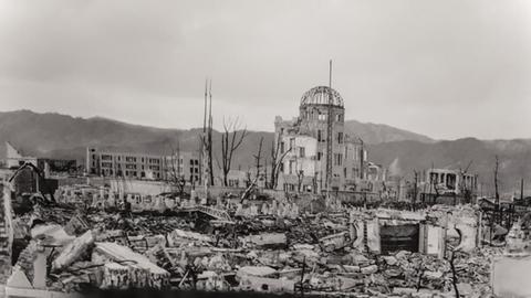 Historische Schwarz-Weiß-Fotografie von Ruinen nach dem Atombombenabwurf auf die japanische Stadt Hiroshima 1945