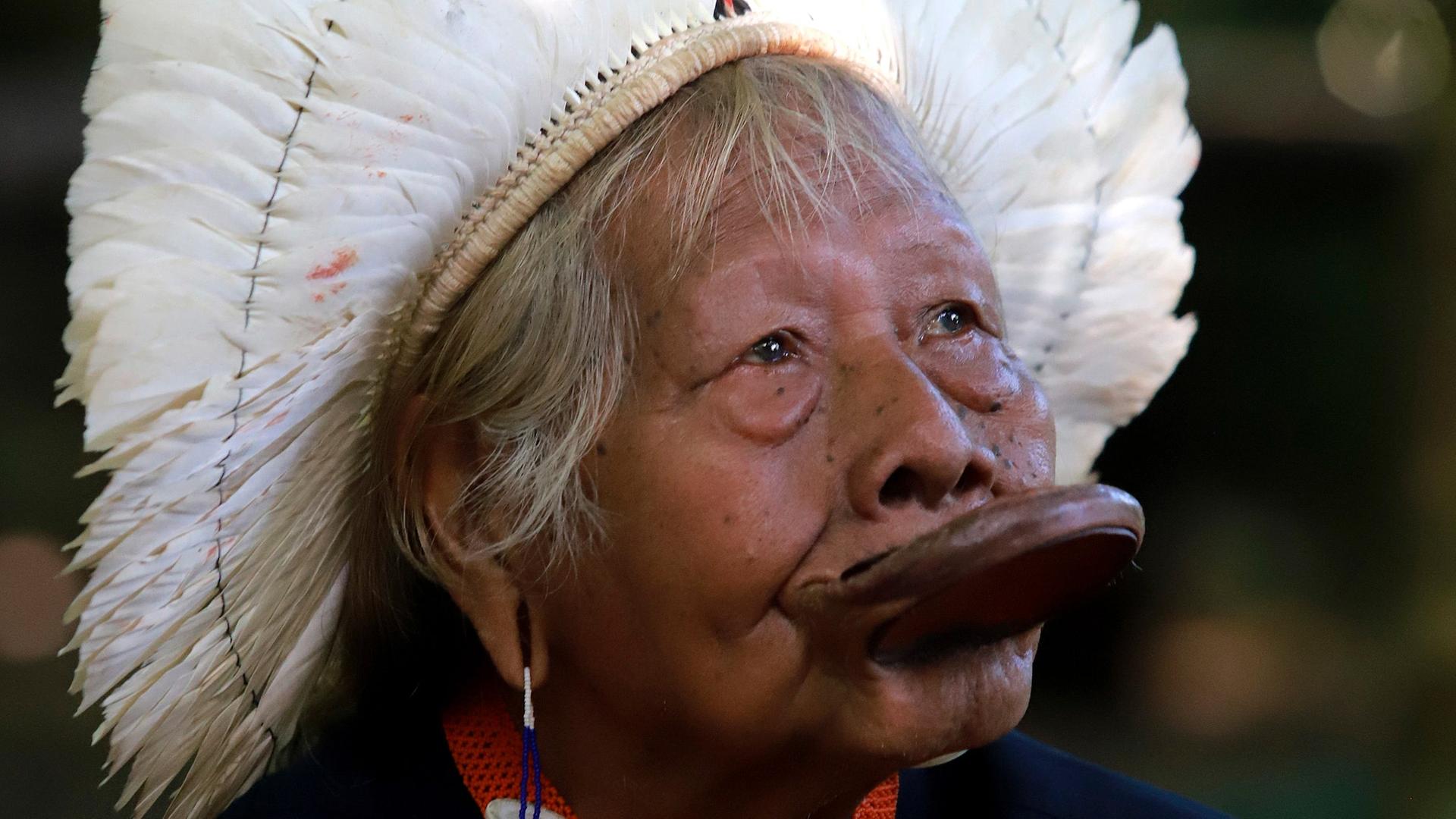 Das Foto zeigt einen Sprecher von indigenen Menschen in dem Land Brasilien.