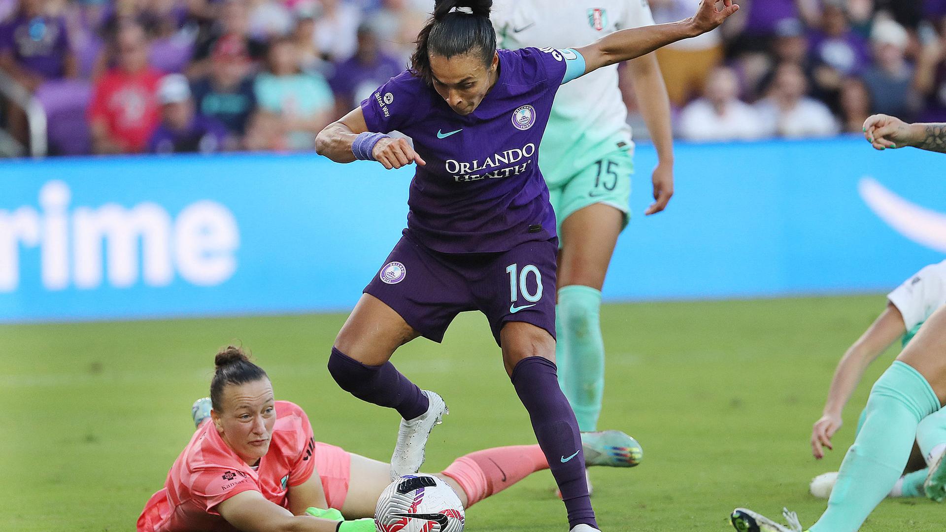 Marta (Orlando Pride) und Almuth Schult (links, Kansas City Current)