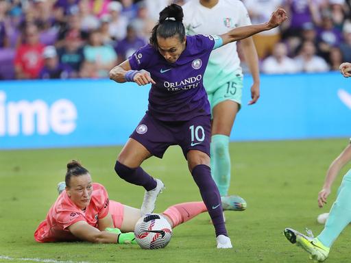 Marta (Orlando Pride) und Almuth Schult (links, Kansas City Current)