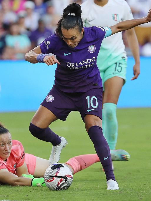 Marta (Orlando Pride) und Almuth Schult (links, Kansas City Current)