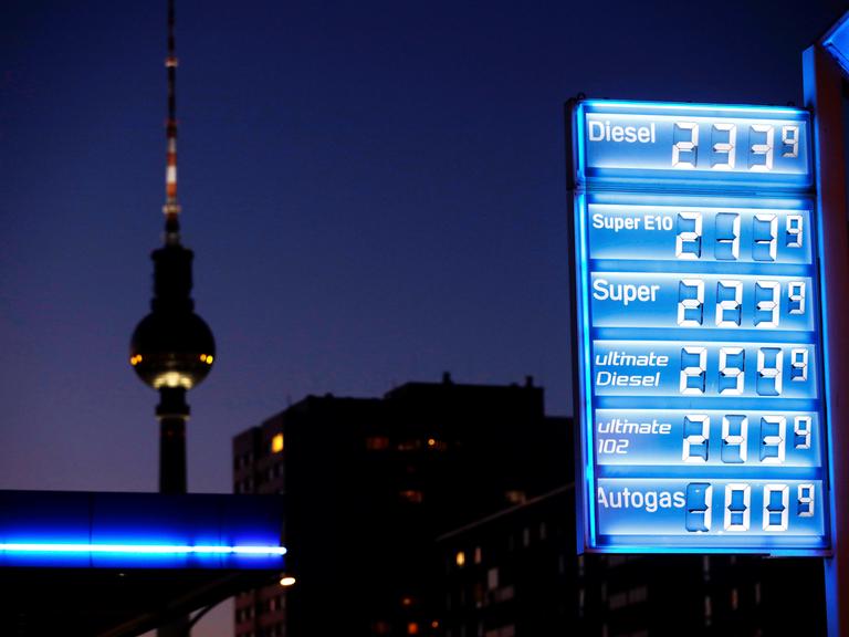 Die Benzin- und Dieselpreise an einer Tankstellen in Berlin.