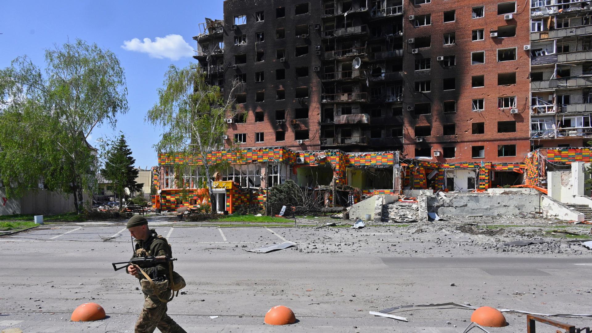 Ein ukrainischer Soldat geht an beschädigten Gebäuden im Zentrum von Pokrowsk vorbei.