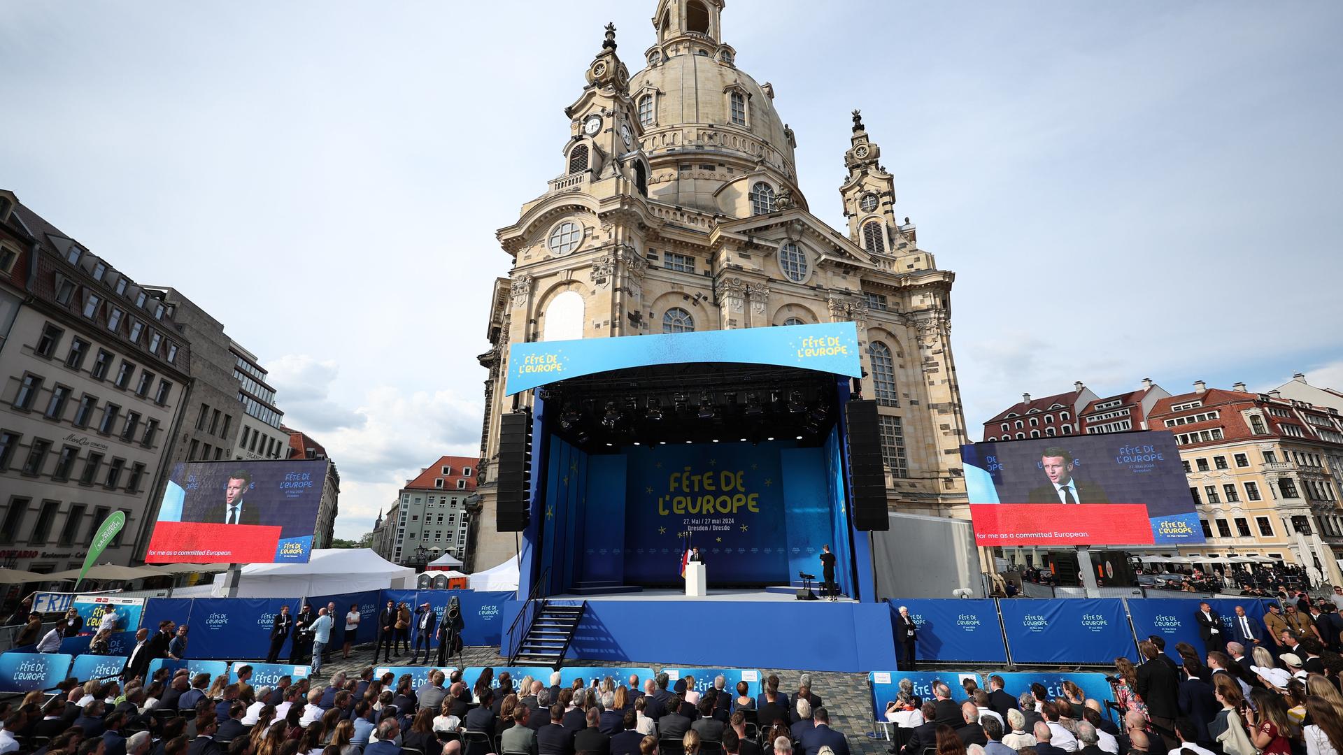 Frankreichs Präsident Emmanuel Macron spricht beim Europäischen Jugendfest "Fête de l'Europe" vor der Frauenkirche in Dresden. Frankreichs Präsident Emmanuel Macron spricht beim Europäischen Jugendfest "Fête de l'Europe" vor der Frauenkirche in Dresden.