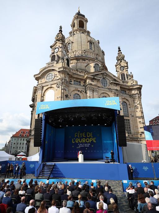 Frankreichs Präsident Emmanuel Macron spricht beim Europäischen Jugendfest "Fête de l'Europe" vor der Frauenkirche in Dresden. 