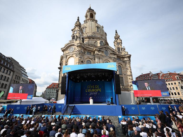 Frankreichs Präsident Emmanuel Macron spricht beim Europäischen Jugendfest "Fête de l'Europe" vor der Frauenkirche in Dresden. 