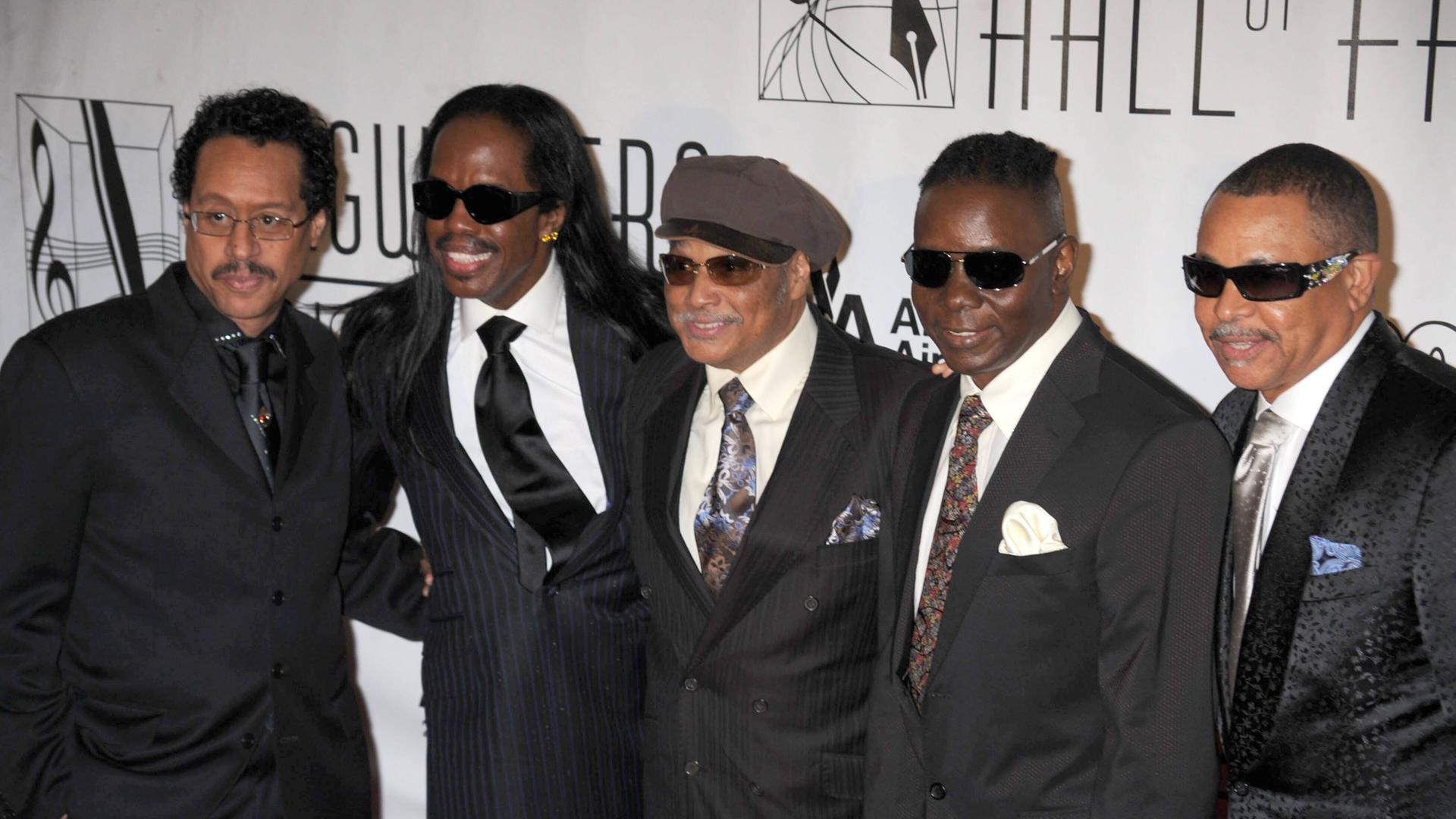 Earth, Wind and Fire: Fred White, Verdine White, Al McKay, Philip Bailey und Ralph Johnson (v.l.n.r.) posieren in New York für ein Foto.