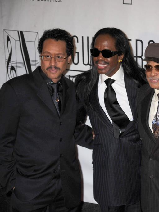 Earth, Wind and Fire: Fred White, Verdine White, Al McKay, Philip Bailey und Ralph Johnson (v.l.n.r.) posieren in New York für ein Foto.