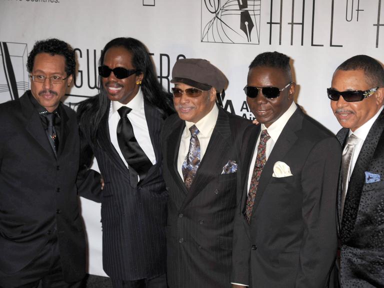 Earth, Wind and Fire: Fred White, Verdine White, Al McKay, Philip Bailey und Ralph Johnson (v.l.n.r.) posieren in New York für ein Foto.