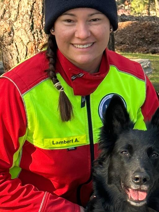 Rettungshundeführerin Alexandra Lambert mit ihrer Suchhündin Baja.