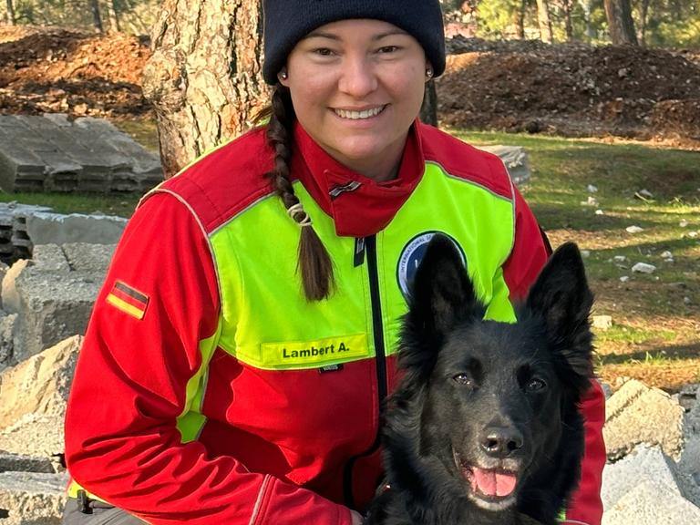Rettungshundeführerin Alexandra Lambert mit ihrer Suchhündin Baja.