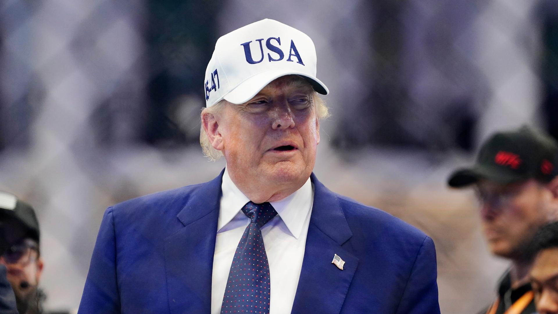 US-Präsident Donald Trump an seinem 80. Geburtstag. Er trägt eine weiße Basecap mit der Aufschrift "USA".