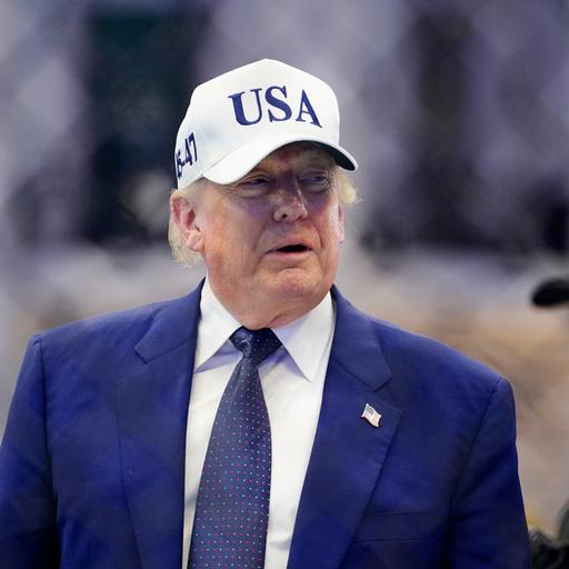 US-Präsident Donald Trump an seinem 80. Geburtstag. Er trägt eine weiße Basecap mit der Aufschrift "USA".
