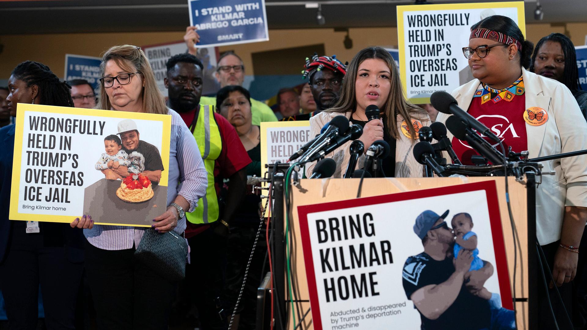 Jennifer Vasquez Sura, die Ehefrau von Kilmar Abrego Garcia aus Maryland, der fälschlicherweise nach El Salvador abgeschoben wurde, spricht während einer Pressekonferenz im Multicultural Center von CASA. Jennifer Vasquez Sura, die Ehefrau von Kilmar Abrego Garcia aus Maryland, der fälschlicherweise nach El Salvador abgeschoben wurde, spricht während einer Pressekonferenz im Multicultural Center von CASA.
