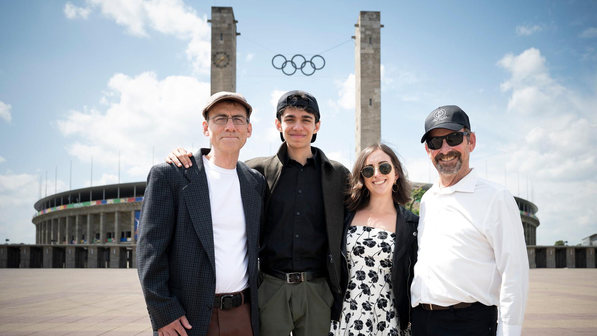 Vier Mitglieder der Familie von Paul Mahrer, einem jüdischen Fußballspieler aus der Zeit vor dem Zweiten Weltkrieg, sind aus den USA in Deutschland zu Besuch und posieren vor dem Olympiastadion in Berlin.