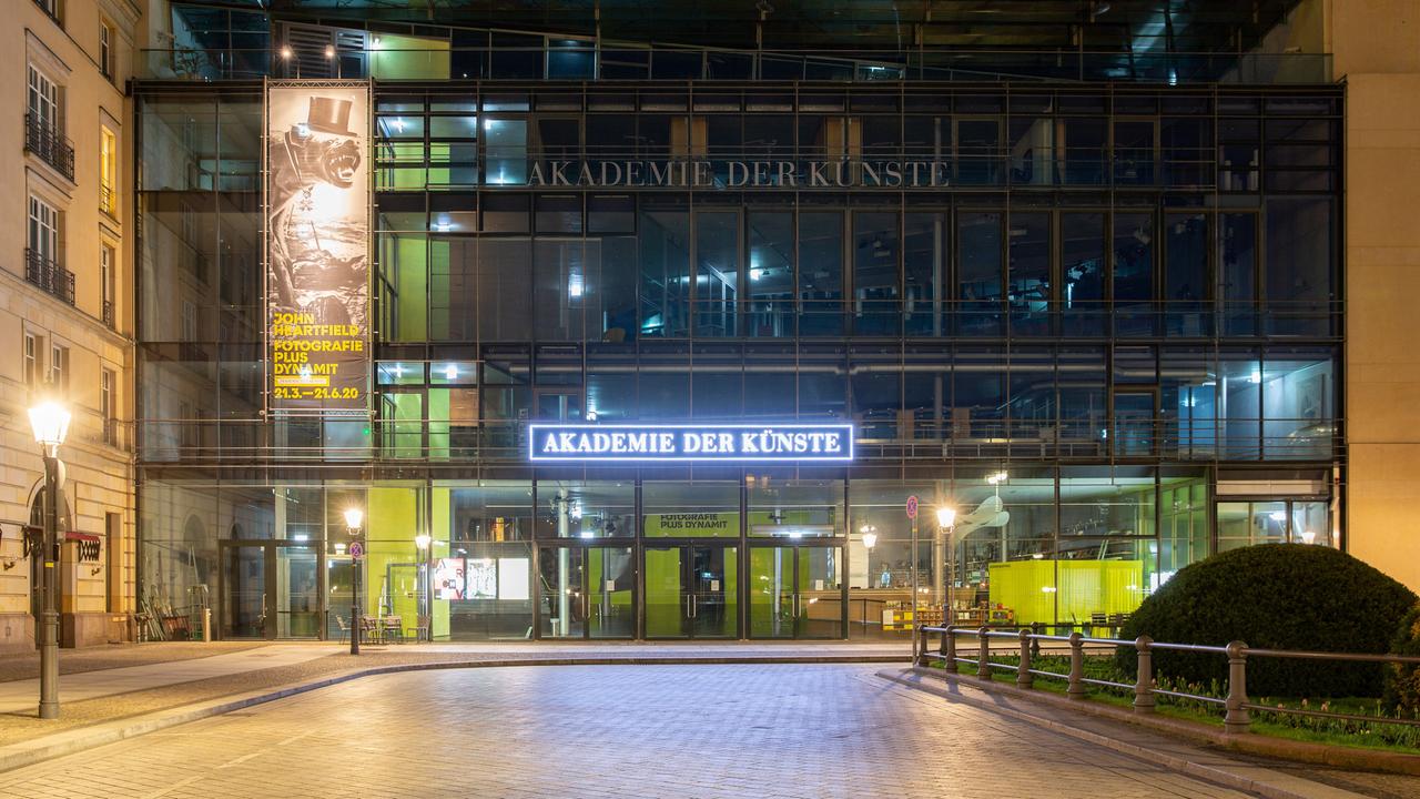 Die Akademie der Künste auf dem Pariser Platz in der Dämmerung.